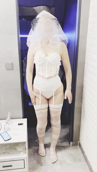 Hotwife Posa Con Un Disfraz De Novia