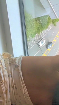 Podvádějící manželka si užívá sex před oknem hotelu - dokud se manžel nevrátí brzy ze setkání