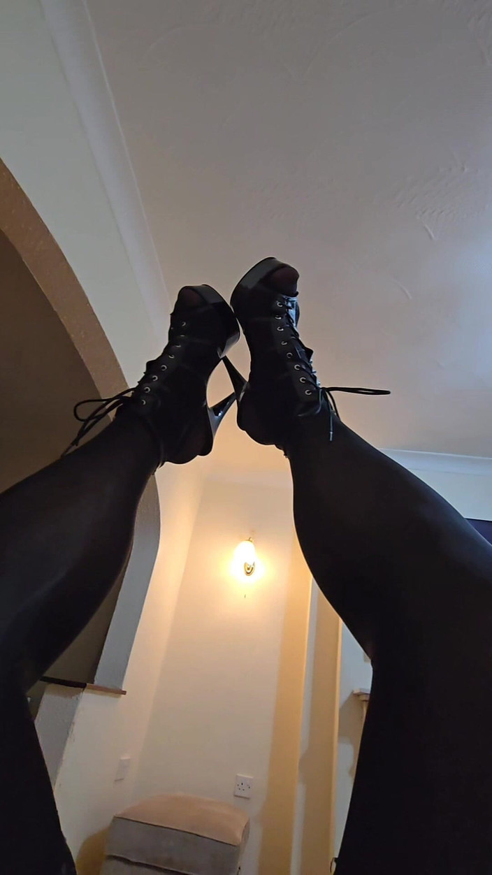 Transvestite: ブラックハイヒール