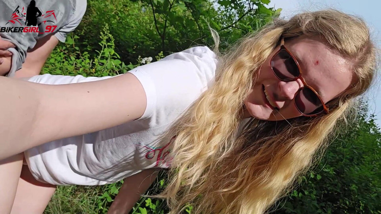 Bikergirl_97: Geiler Outdoor-fick auf dem Feld mit riesiger gesichtsbesamung