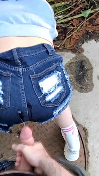 Outdoor Blowjob for Jeans Fan! Tranny Ass Full with Cum and Everyone Can See It!