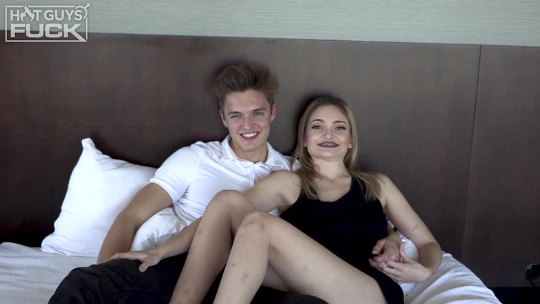 Hot Guys Fuck: Genç gırtlağına kadar üniversiteli birinci sınıf öğrencisiyle sikişiyor