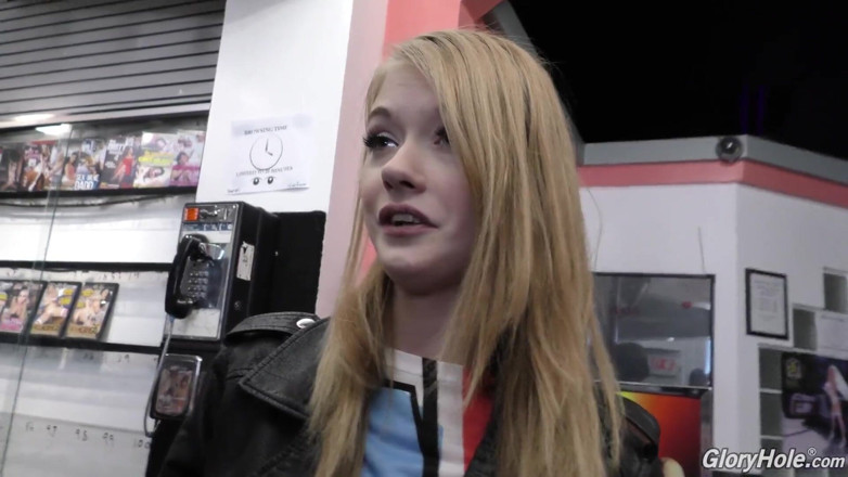 Gloryhole: Hannah Hays saje velké černé péro gloryhole