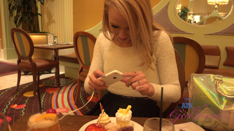 ATK Fans (Girlfriends): Virtual vacation in Las Vegas with sweet teen Carmen Callaway 1/2