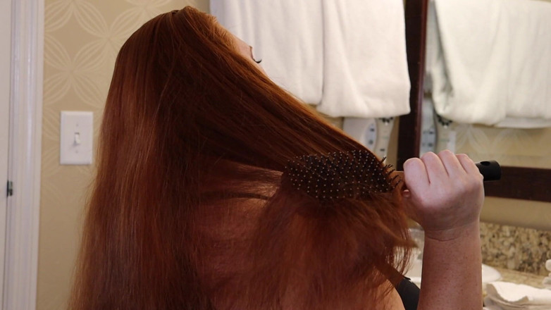Julie Ginger: Spazzolando i suoi lunghi capelli rossi