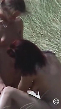 Lesbian remaja di pantai