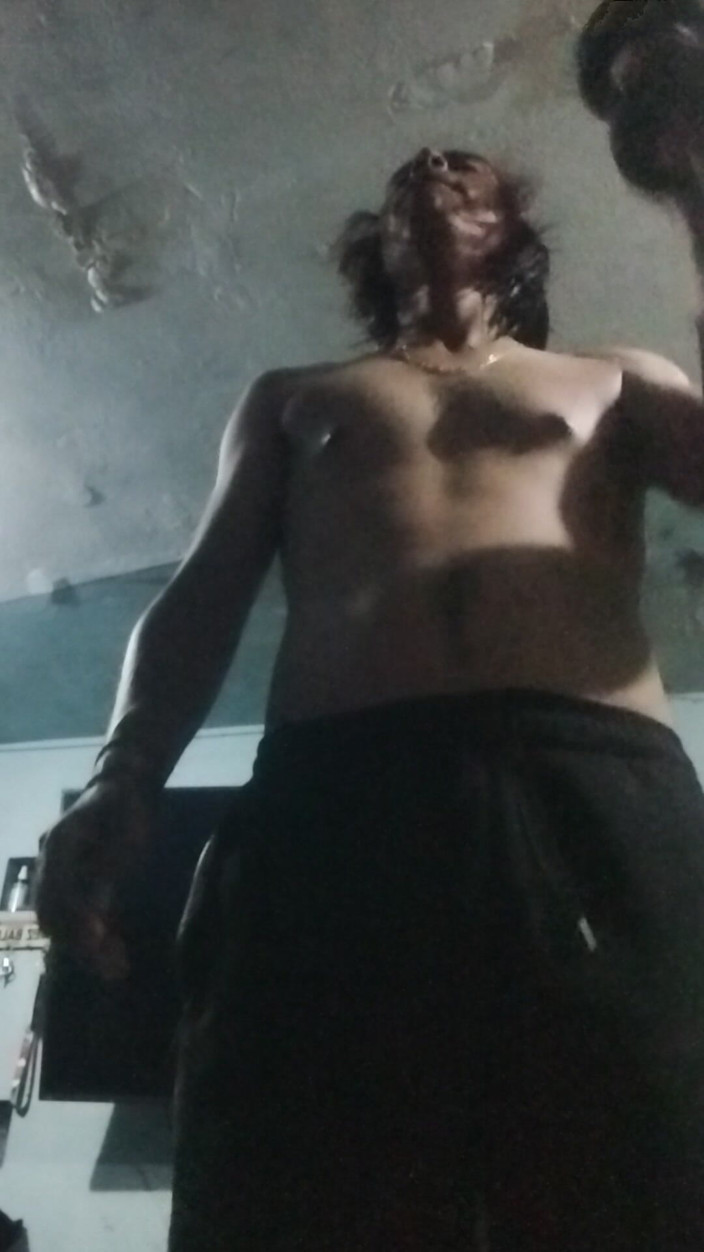 AlexAlejandro13: Il patrigno si esercita quasi nudo