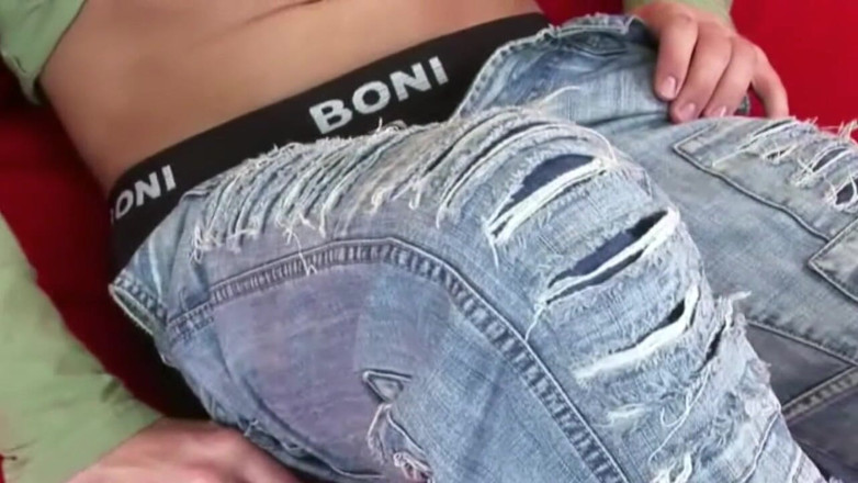 Crunch Boy: Blonde lurus menunjukkan zakarnya untuk 150 euro