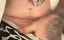 Tatted dude: Strip tease con tatuajes