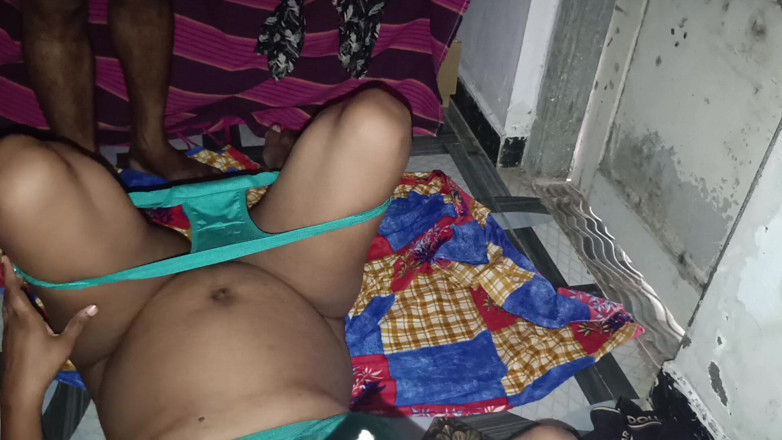 Bhabhi UP: 오늘 친구의 의붓아빠에게 전화를 걸어 날 따먹고 오늘 잘하라고 말했어