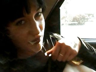 Java Consulting: 性感的荡妇在车里取悦她的阴户