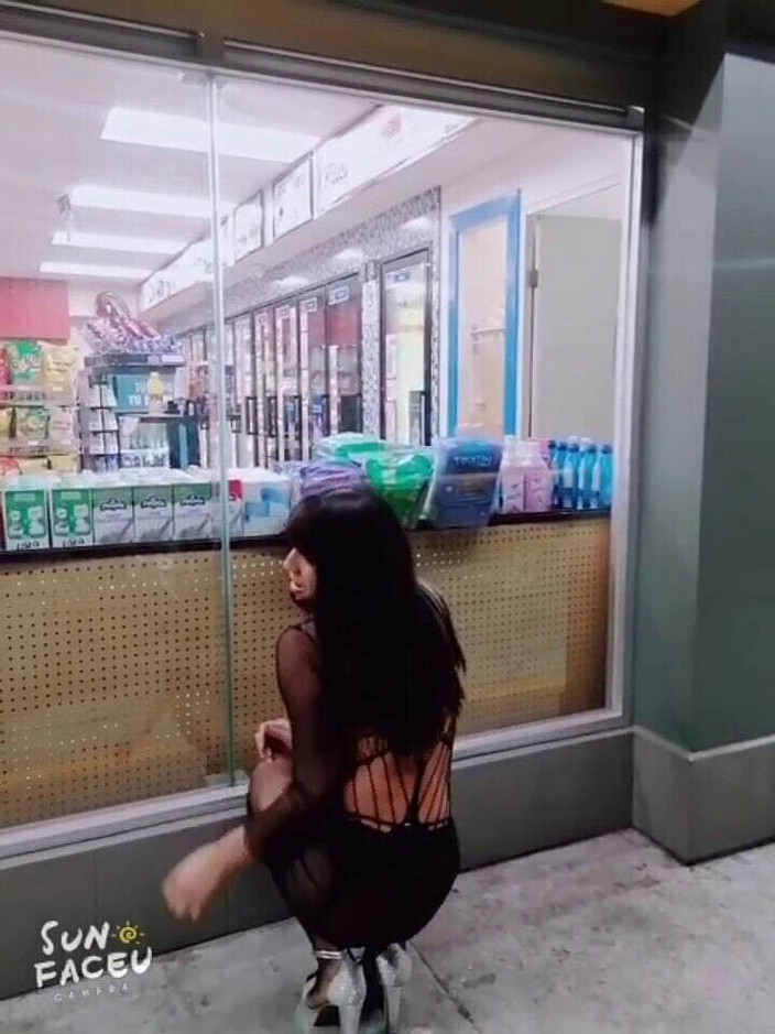 NATALIASTAR: 賭けに負けたためにOxxoでプライベートダンスをしている女性