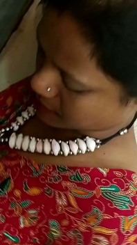 Simran si tante seksi india berbagi ranjang dan ngentot romantis sama pacarnya
