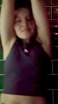 J’adore danser et me toucher dans les salles de bain