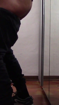 Une MILF aux jambes magnifiques et aux fers en collants se fait toucher et baiser