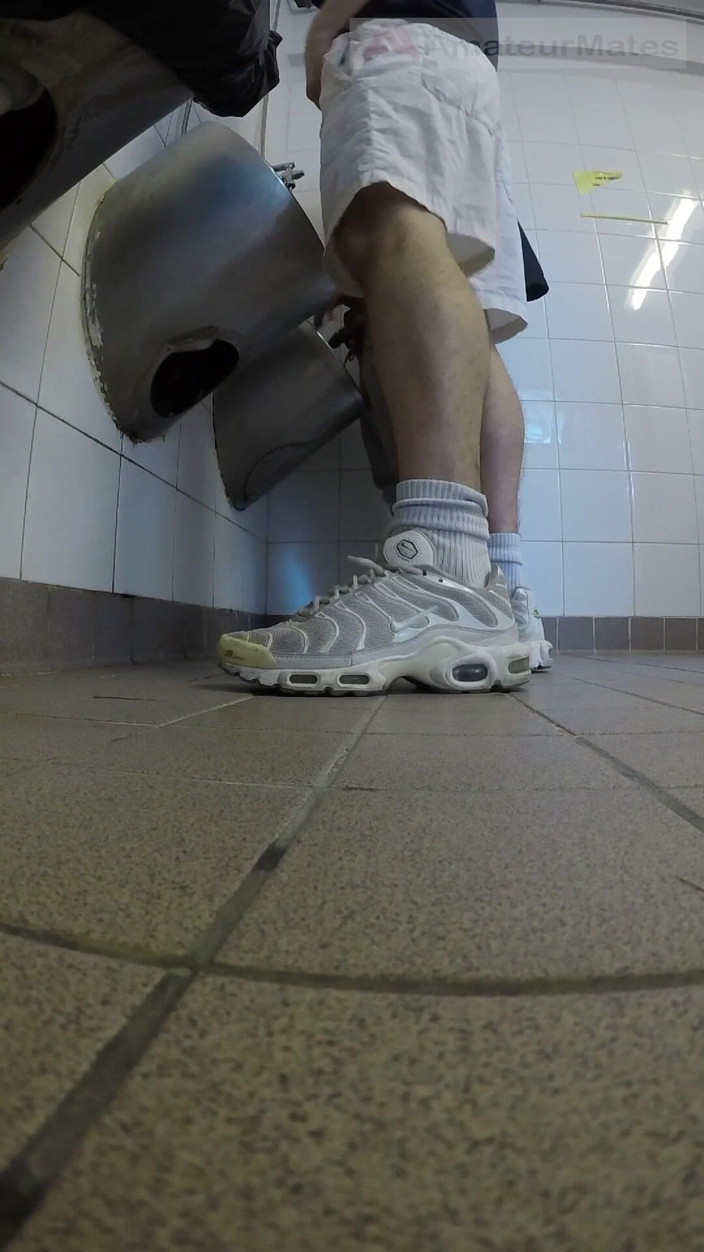 AmateurMates: Amatérští chlapci v teniskách masturbují a zkouší honění na pisoáru...