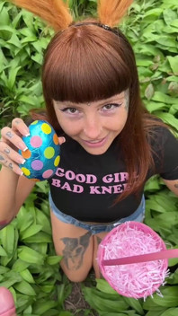 Lapin coquin dans la nature ! Éjaculation sur un œuf