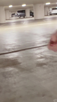 Risicovolle autoseks in openbare parkeergarage - begonnen met aftrekken, eindigde op zijn hondjes!