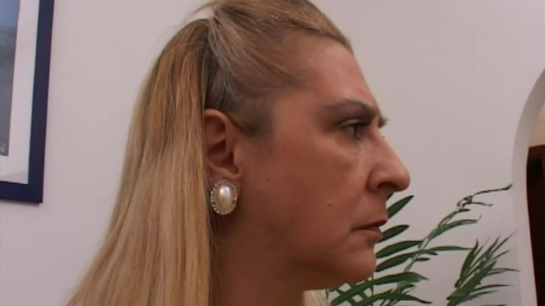 Milf in Love: Una madrastra traviesa se dio cuenta de los pantalones de...