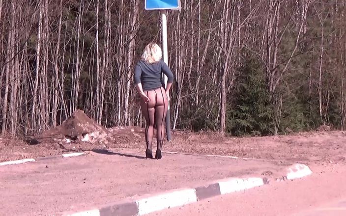 RedRoseRus: Задница в нейлоне идет по дороге