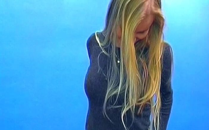 Busty German Sluts: Ohromující amatérská německá holka si hraje s velkou hračkou
