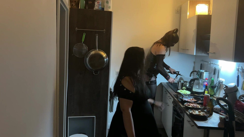 DOMINATRIX6: Incontro cucina perverse: la ragazza fetish domina la sua amica