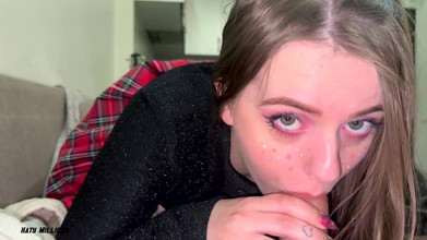 Katy Milligan: Pepek manis dan blowjob ghairah daripada kawan kolej saya