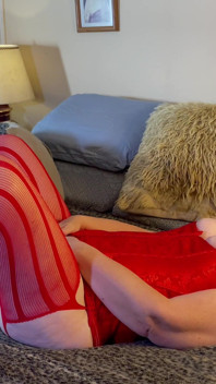Nenek dalam merah: si jalang kongkek dildo