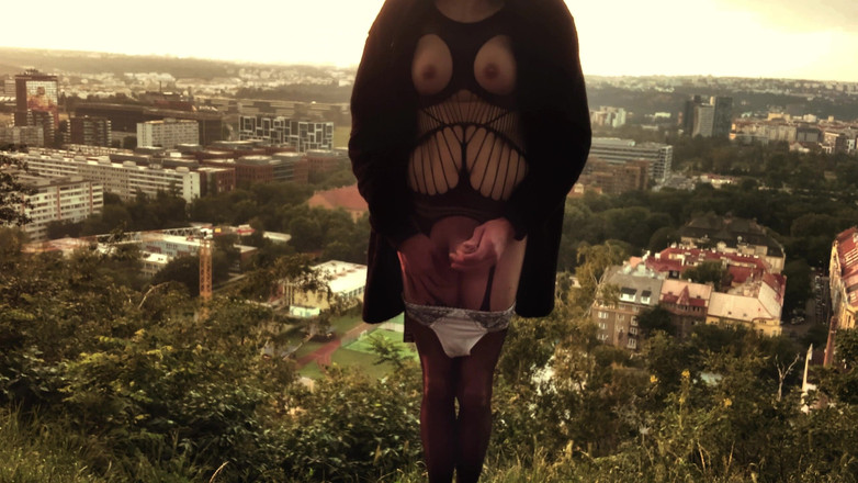 Zhenya Sissy: Masturbation sur fond de grande ville