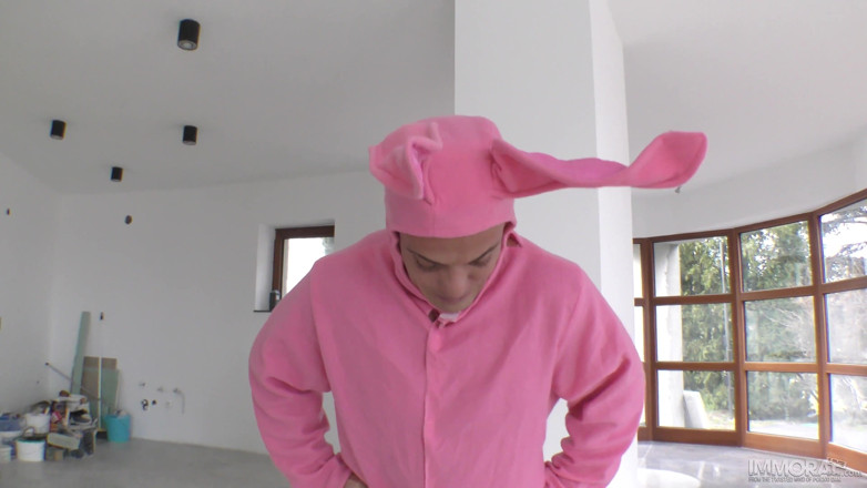 Immoral Live: Velikonoční zajíček si vezme anální panenství Emily Cutie