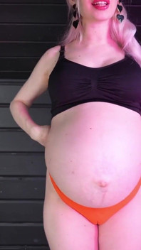 Pregnant in Cameltoe