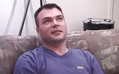 书呆子家伙在他的洞里被性交