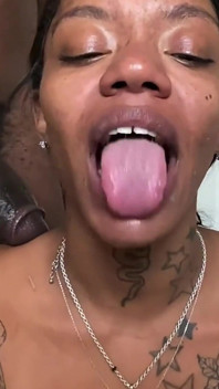Sexy ebenová cikánka saje velkého černého ptáka! Celé video!