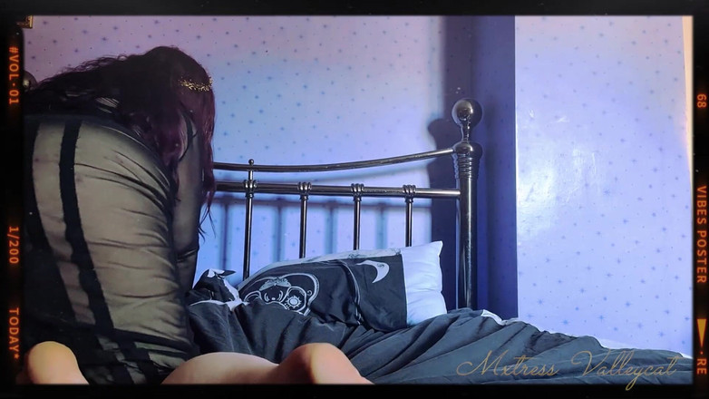 Mxtress Valleycat: Rituale con unghie lunghe