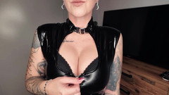 Nina Devil: 罪深いほど熱い冒険の準備はできましたか?