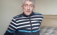 Masturbation dans le haut de survêtement.