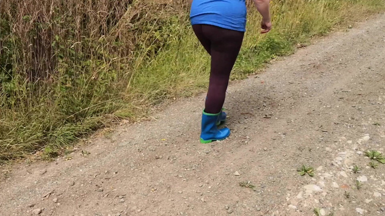 Bouncy Tits Action: Plimbare în cizme de cauciuc