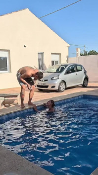Wilde stiefschwester vögelt mich im pool trocken