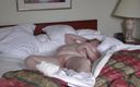 Melon Juggler: Acorde com sapphires peitos enormes na cama ao lado de...