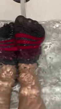 Feticismo di calzini bagnati in calze atletiche