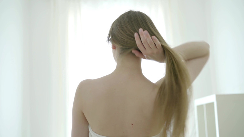 Adult Deluxe: Ateşli çıplak sarışın masaj yapıyor ve sikiliyor