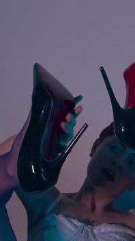 I piedi e le scarpe arrapati non binari fanno schifo e si bagnano