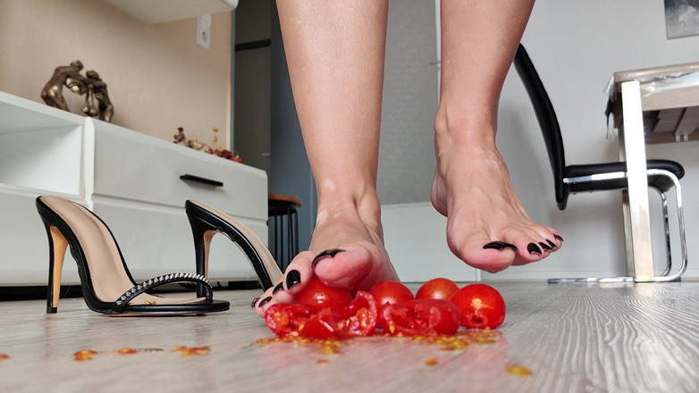 Goddess Lena: Food Crush - уничтожение босиком и высоким каблуком