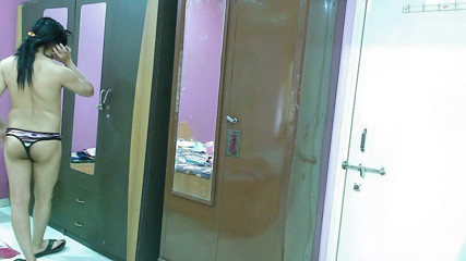 Cute & Nude Crossdresser: Si banci crossdresser seksi Sweet Lollipop mencium dirinya sendiri di...