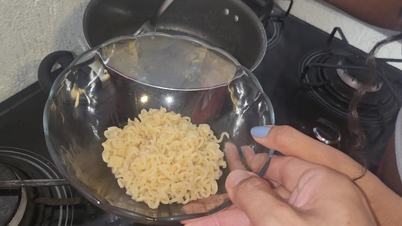 Pietro Montoya: Uspokojuji můj hlad s Piss-ostřílený Ramen Noodles 03/04/2024
