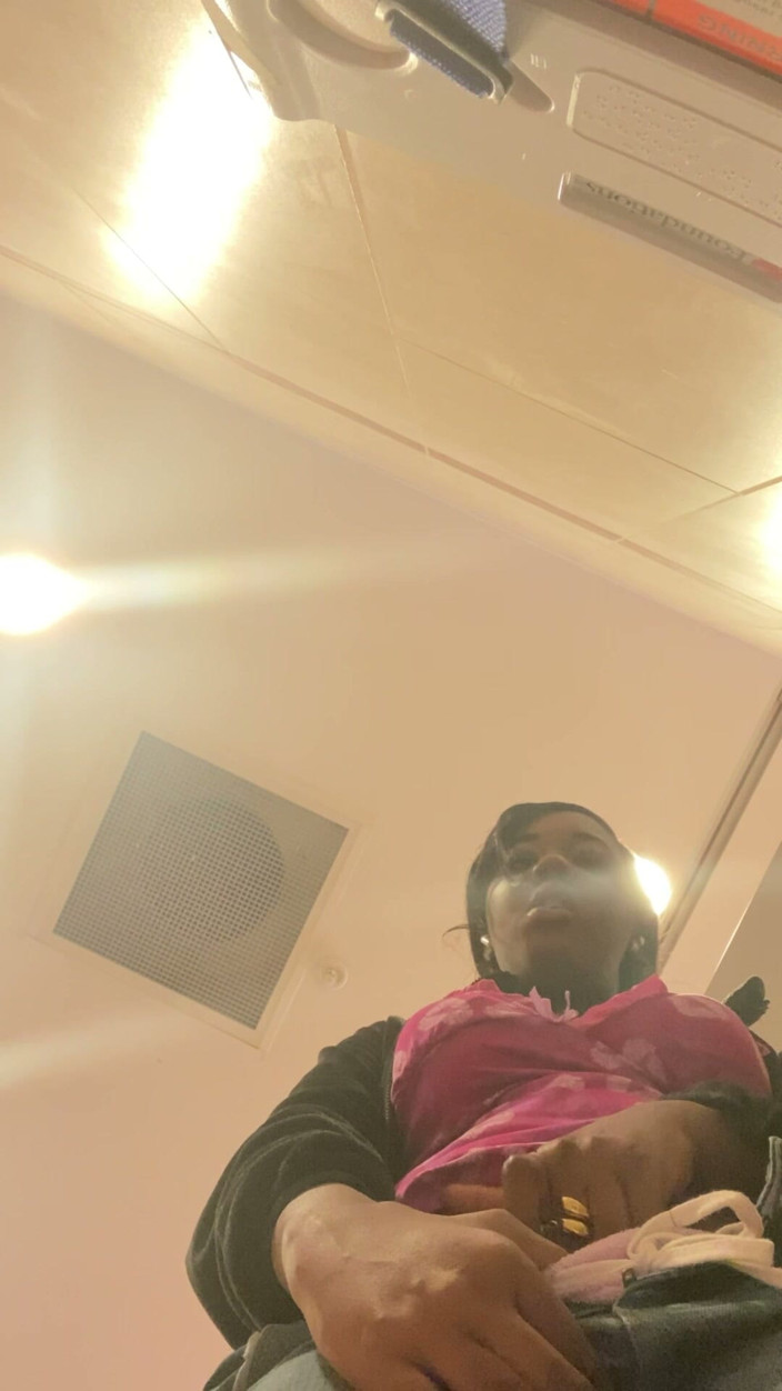 ALLIYAH ALECIA: Masturbasi solo muasin memeknya dengan kilat di kamar mandi walmart