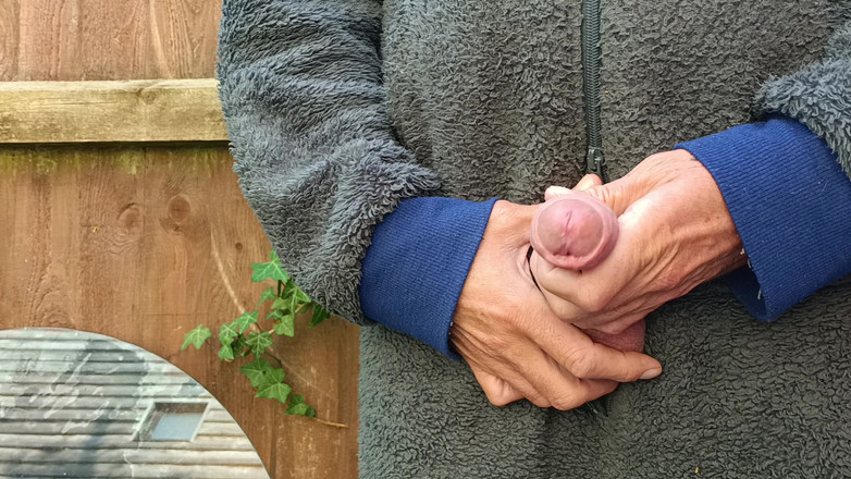 Rockardglans: Großer unbeschnittener schwanz, Edging und cumming, Outdoor onesie wichsen für...