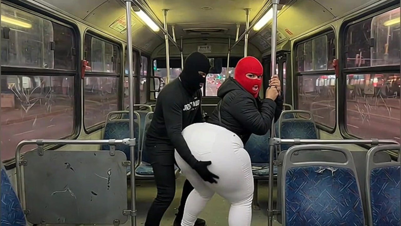 Animate golden: Latina s velkým zadkem v těsných bílých kalhotách v autobuse...