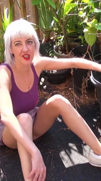 スキニー熟女は、ノーパンティーで庭仕事をした後、彼女の猫で遊んでいます