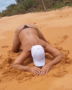 Ladysilvas: Ladysilva Crossdresser पैंटीज में समुद्र तट पर बहुत कामुक है क्या हॉट गांड है